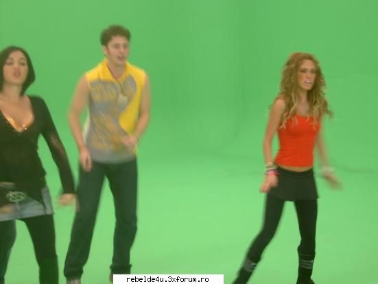 Capturi din clipul ,,Ser o parecer" - que hay detras de ser o parecer.... ?????????? - Y soy rebelde.....