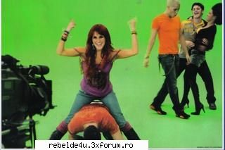 Capturi din clipul ,,Ser o parecer" - sry..am pus-o d 2 ori - Y soy rebelde.....
